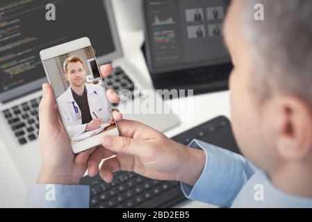 Médecin avec un stéthoscope sur l'écran du smartphone. La télémédecine et la télésanté concept. Banque D'Images