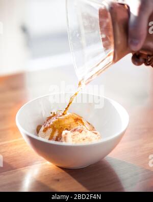 Le café Affogato se verse sur la rame de glace avec un chemex Banque D'Images