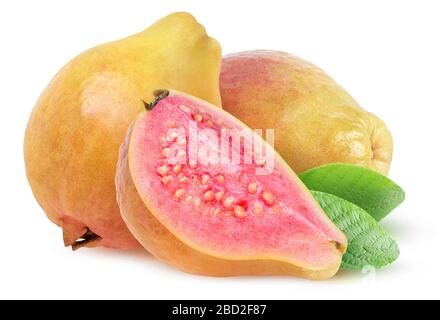 Fruits isolés de goyave. Trois guavas jaunes isolés sur fond blanc Banque D'Images