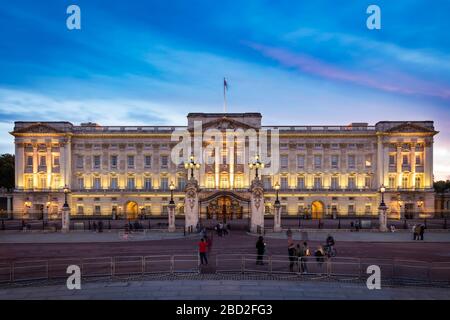 Soirée au crépuscule au Buckingham Palace, Londres, Angleterre, Royaume-Uni Banque D'Images
