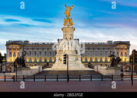 Le Mémorial de la Reine Victoria devant le palais de Buckingham, Londres, Angleterre, Royaume-Uni Banque D'Images