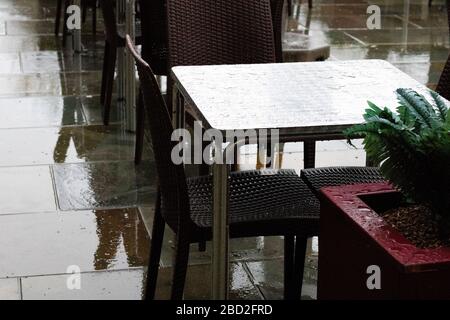 Des tables de restaurant extérieures désertes à la suite de la fermeture du gouvernement pour lutter contre la propagation de la pandémie de Coronavirus COVID 19 Banque D'Images