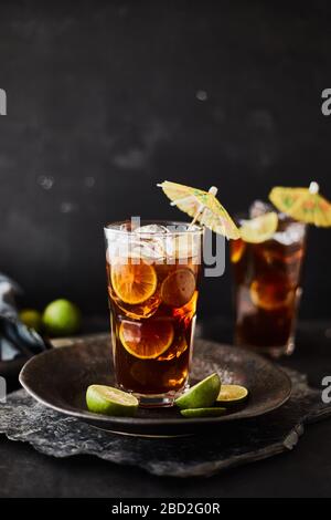 Verres de thé glacé avec tranches de citron. Banque D'Images