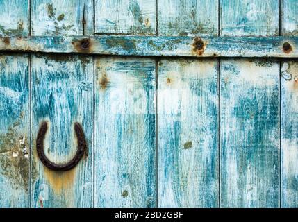 Horseshoe sur une vieille porte en bois dérésonnée Banque D'Images