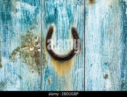 Horseshoe sur une vieille porte en bois dérésonnée Banque D'Images
