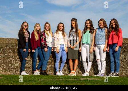 Un groupe d'adolescentes qui s'amusent au château Broughty Ferry lors d'une chaude journée ensoleillée à Dundee, au Royaume-Uni Banque D'Images