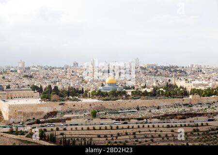 Vue du Mont d'Ovives à la vieille ville de Jérusalem, Israël. Le Dôme du Rocher, sur le Mont du Temple, s'élève au-dessus du mur de la ville. Banque D'Images