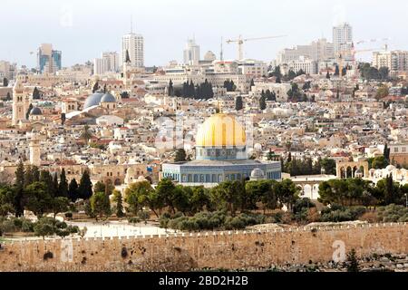 La vieille ville de Jérusalem, Israël. Le toit doré du Dôme du Rocher, sur le Mont du Temple, s'élève au-dessus du mur de la ville. Banque D'Images