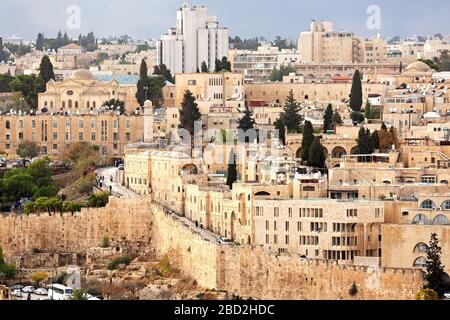 Bâtiments de la vieille ville de Jérusalem, Israël. Les vieux murs entourent la ville Banque D'Images