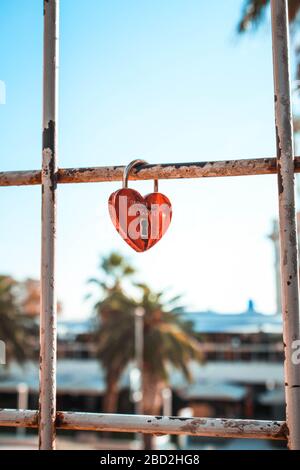 Un cadenas en forme de coeur attaché à une porte donnant sur le port de Split, Croatie Banque D'Images