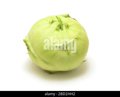 Frais un kohlrabi entier sur fond blanc. Banque D'Images