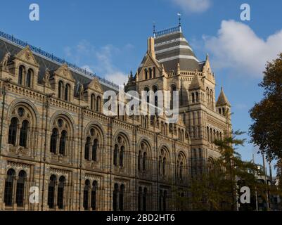 Magnifique façade du Musée d'Histoire naturelle de Londres avec le ciel bleu Banque D'Images
