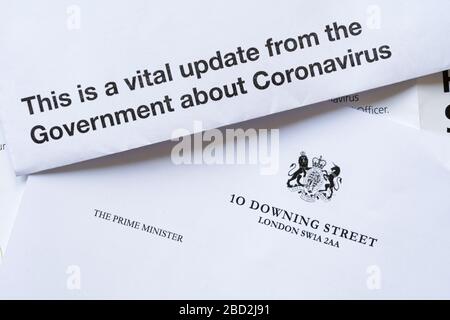 Lettre officielle du gouvernement HM envoyée à tous les ménages britanniques comme une mise à jour essentielle au public concernant Coronavirus Covid-19 pendant la pandémie, avril 2020 Banque D'Images