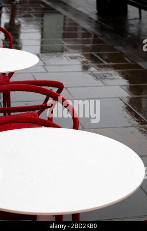 Des tables de restaurant extérieures désertes à la suite de la fermeture du gouvernement pour lutter contre la propagation de la pandémie de Coronavirus COVID 19 Banque D'Images