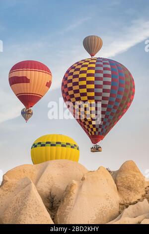 Montgolfières survolant le célèbre paysage de Cappadoce, Turquie Banque D'Images