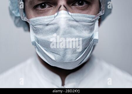 Portrait un médecin confiant dans une combinaison de protection portant un masque et des lunettes. Concept de quarantaine du virus Corona, Covid-19. Banque D'Images