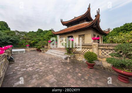 La tour de surveillance au sommet de la porte nord de la vieille Citadelle de Hanoi, Vietnam. Il est maintenant utilisé pour le culte. Banque D'Images