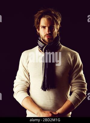 Macho barbu avec foulard rayé attaché regardant en toute confiance, isolé sur fond noir. Concept de style et d'autosurougeur Banque D'Images