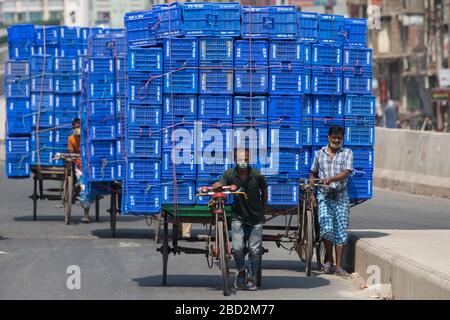 Dhaka, Bangladesh. 06 avril 2019. Un ouvrier de jour portant des masques de visage tire un chariot de vélo le long d'une rue à la région de Postagola le 06 avril 2020. Le Bangladesh a confirmé 123 cas, dont 12 décès dus au virus corona (COVID-19), selon les responsables de l'IEDRA. (Photo de Salahuddin Ahmed/Sipa USA) crédit: SIPA USA/Alay Live News Banque D'Images