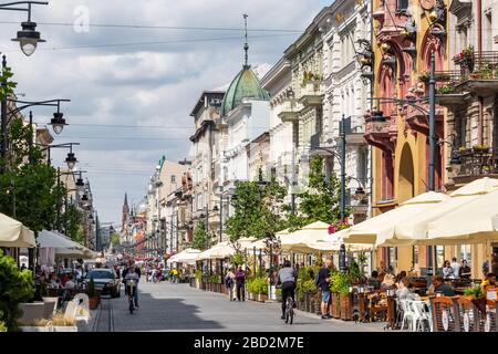 La rue Piotrkowska à Lodz. Rue de marche populaire avec des cafés à Lodz, Pologne Banque D'Images