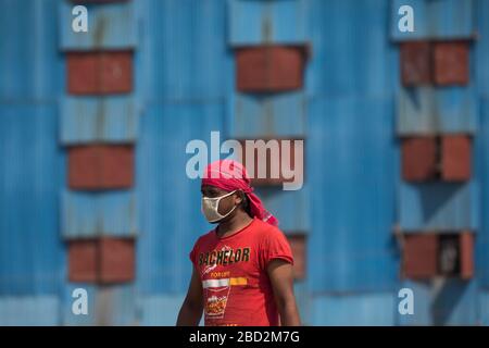 Dhaka, Bangladesh. 06 avril 2019. Un travailleur des transports qui se tient devant une usine encore fermée à clef pendant le maintien à l'échelle nationale par l'autorité dans le contexte des préoccupations de la pandémie de virus de Corona à Dhaka, au Bangladesh, le 06 avril 2020. Le Bangladesh a confirmé 123 cas, dont 12 décès dus au virus corona (COVID-19), selon les responsables de l'IEDRA. (Photo de Salahuddin Ahmed/Sipa USA) crédit: SIPA USA/Alay Live News Banque D'Images