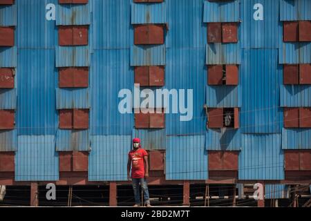 Dhaka, Bangladesh. 06 avril 2019. Un agent de transport se tenant devant une usine encore fermée à clef pendant le maintien à l'échelle nationale par l'autorité en raison des préoccupations de la pandémie de virus corona à Dhaka, au Bangladesh, le 06 avril 2020. Le Bangladesh a confirmé 123 cas, dont 12 décès dus au virus corona (COVID-19), selon les responsables de l'IEDRA. (Photo de Salahuddin Ahmed/Sipa USA) crédit: SIPA USA/Alay Live News Banque D'Images