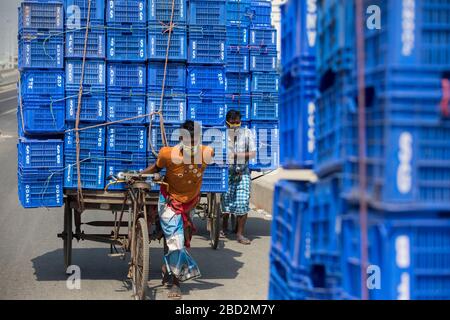 Dhaka, Bangladesh. 06 avril 2019. Un ouvrier de jour portant des masques de visage tire un chariot de vélo le long d'une rue à la région de Postagola le 06 avril 2020. Le Bangladesh a confirmé 123 cas, dont 12 décès dus au virus corona (COVID-19), selon les responsables de l'IEDRA. (Photo de Salahuddin Ahmed/Sipa USA) crédit: SIPA USA/Alay Live News Banque D'Images