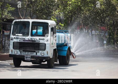 Dhaka, Bangladesh. 06 avril 2019. Dhaka City Corporation vaporise du désinfectant à partir d'un wagon d'eau le long d'une rue dans la région de Karwan Bazar le 06 avril 2020. Le Bangladesh a confirmé 123 cas, dont 12 décès dus au virus corona (COVID-19), selon les responsables de l'IEDRA. (Photo de Salahuddin Ahmed/Sipa USA) crédit: SIPA USA/Alay Live News Banque D'Images