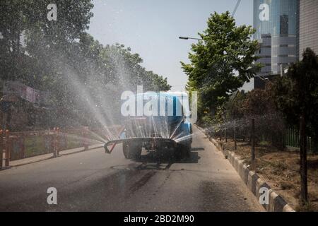 Dhaka, Bangladesh. 06 avril 2019. Dhaka City Corporation vaporise du désinfectant à partir d'un wagon d'eau le long d'une rue dans la région de Karwan Bazar le 06 avril 2020. Le Bangladesh a confirmé 123 cas, dont 12 décès dus au virus corona (COVID-19), selon les responsables de l'IEDRA. (Photo de Salahuddin Ahmed/Sipa USA) crédit: SIPA USA/Alay Live News Banque D'Images