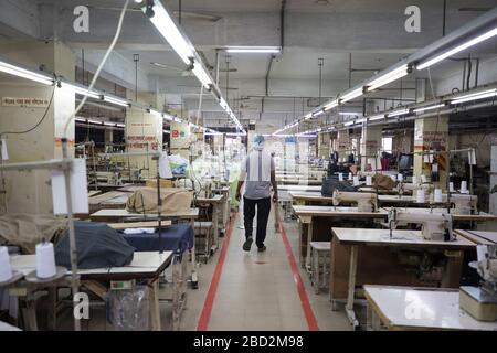 Dhaka, Bangladesh. 06 avril 2019. Une usine de vêtements est vue vide pendant le verrouillage national par l'autorité dans le contexte des préoccupations de la pandémie du virus corona à Dhaka, au Bangladesh, le 06 avril 2020. Le Bangladesh a confirmé 123 cas, dont 12 décès dus au virus corona (COVID-19), selon les responsables de l'IEDRA. (Photo de Salahuddin Ahmed/Sipa USA) crédit: SIPA USA/Alay Live News Banque D'Images