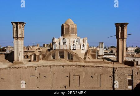 Kashan, Iran, jan 2019:Borujerdiha Maison dans le comté de Kashan à Kashan, a été construit pendant les années 1292-1310 AH.A dôme en forme de toit et beau ciel Banque D'Images