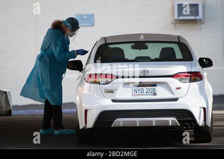 Washington, États-Unis. 06 avril 2020. Un travailleur médical se prépare à insérer un écouvillon à des fins de test sur un site de test du drive-in COVID-19 situé sur le campus de l'Université George Washington à Washington, DC, le lundi 6 avril 2020, en raison de la pandémie de coronavirus. Près d'un million et demi de personnes dans le monde entier ont testé le virus COVID-19 comme l'administration du président Trump a du mal à faire face à l'épidémie aux États-Unis. (Graeme Sloan/Sipa USA) crédit: SIPA USA/Alay Live News Banque D'Images