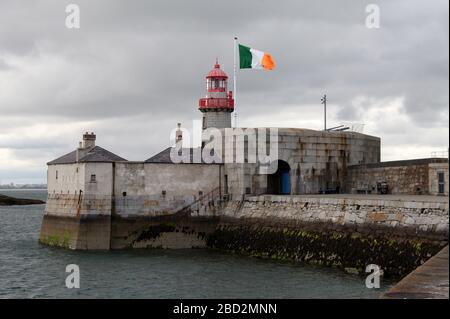 Drapeau national d'Irlande volant au phare de Dun Laoghaire dans le comté de Dublin Banque D'Images