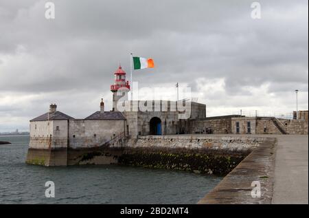 Drapeau national d'Irlande volant au phare de Dun Laoghaire dans le comté de Dublin Banque D'Images