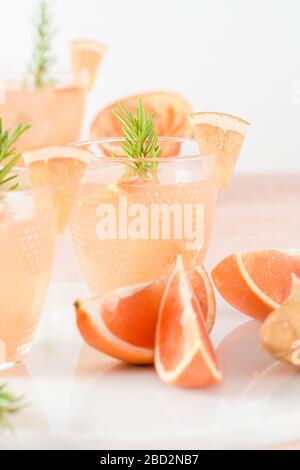 Jus de pamplemousse au romarin dans des verres sur la table. Cocktail d'été rafraîchissant. Banque D'Images