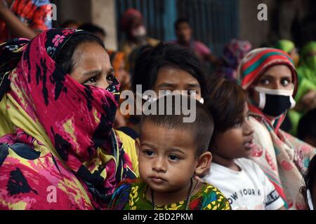 Les sans-abri bangladais attendent dans une file d'attente d'obtenir de l'aide pendant le verrouillage national imposé comme mesure pour empêcher la propagation de COVID-19, à Dhaka Banque D'Images