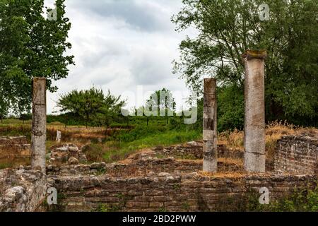 Ruines de colonnes anciennes dans le site archéologique de Dion en Grèce. Banque D'Images