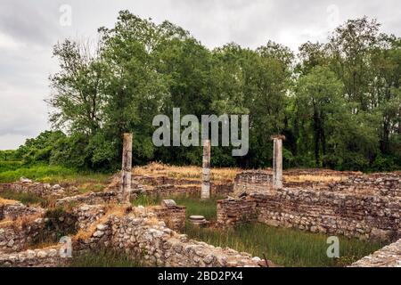 Colonne antique ruines dans le site archéologique de Dion à la Grèce Banque D'Images