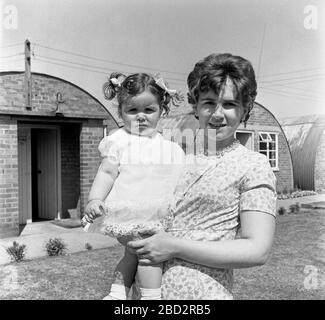 La réfugiée serbe Djuka Trifunovic et sa fille Nada en 1968 profitent de leur nouvelle vie en Grande-Bretagne. PHOTO DE DAVID BAGNALL Banque D'Images
