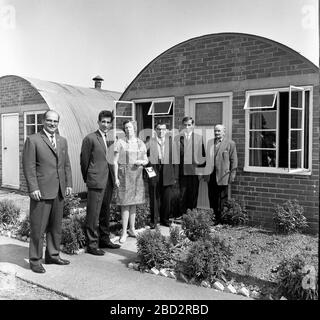 Le prince Andreas de Yougoslavie et sa femme, la princesse Kira de Leiningen, visitant les Chetniks serbes dans le camp des personnes déplacées en Angleterre Royaume-Uni 1968. Avec eux est le leader du camp, le capitaine Miodrag Krsmanovic Banque D'Images