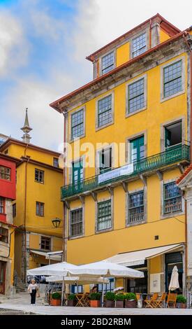 Porto, Portugal - 29 mai 2018 : façades de maisons colorées traditionnelles du célèbre quartier de Ribeira Banque D'Images