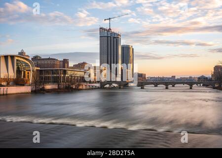 Vue sur la rivière Grand dans le centre-ville de Grand Rapids, deuxième ville du Michigan. Banque D'Images