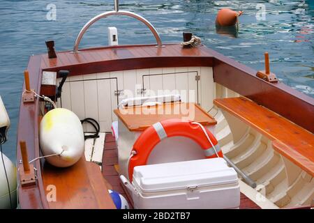 Bouée de sauvetage orange en bateau. Concept de sauvetage sur l'eau en été. Banque D'Images