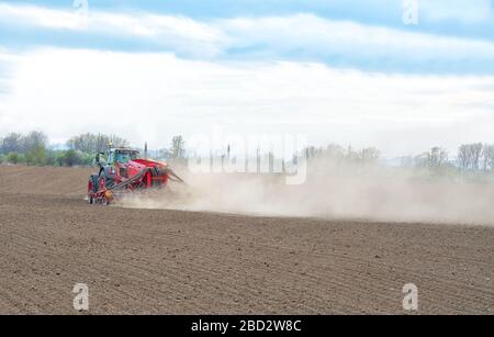 Le semis des agriculteurs, les semis des récoltes au champ. Le semis est le processus de planter des graines dans le sol dans le cadre de l'heure au début du printemps, les activités agricoles. Banque D'Images