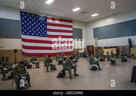 LA NOUVELLE-ORLÉANS (1er avril 2020) les marins du Détachement de l'installation médicale expéditionnaire de la Nouvelle-Orléans, déployés à l'hôpital naval de Jacksonville, sont informés par le 377ème personnel du Commandement de soutien du théâtre de leur rôle à l'appui de la réponse COVID-19 du ministère de la Défense à la base de réserve conjointe de la base aérienne navale de la Nouvelle-Orléans, le 1er avril, 2020. Le personnel affecté aux FGE de la marine américaine est formé pour fournir un soutien médical de la médecine d'urgence aux soins médicaux et chirurgicaux aigus. Le Commandement du Nord des États-Unis, par l'entremise de l'Armée américaine du Nord, fournit un soutien militaire à l'Agence fédérale de gestion des situations d'urgence Banque D'Images