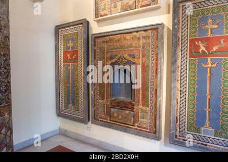 Аn anciennes mosaïques multiples trouvées dans les fouilles de l'ancienne ville de Pompéi. Exposition au Musée National Archéologique de Naples, Italie Banque D'Images