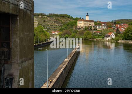 Burg Horneck un magnifique château de Gundelsheim en Allemagne avec la rivière Neckar en premier plan Banque D'Images