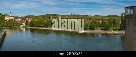 Burg Horneck un magnifique château de Gundelsheim en Allemagne avec la rivière Neckar en premier plan Banque D'Images