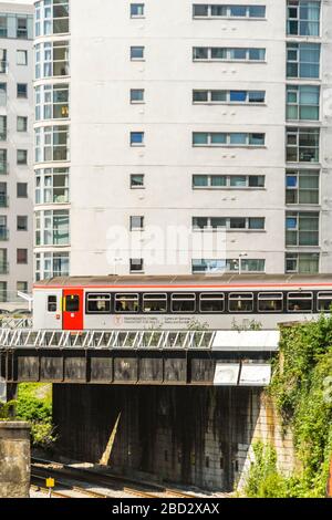 CARDIFF, PAYS DE GALLES - JUIN 2019: Train de banlieue dans le nouveau lieu de transport pour le Pays de Galles traversant un pont dans le centre-ville de Cardiff Banque D'Images