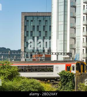 CARDIFF, PAYS DE GALLES - JUIN 2019: Train de banlieue dans le nouveau lieu de transport pour le Pays de Galles dans le centre-ville de Cardiff Banque D'Images